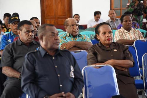 Sekretaris MRP, bersama anggota Pokja MRP saat mengikuti rapat dengar pendapat pencegahan dan pengawasan peredaran Narkoba dan Miras di kota Jayapura - Humas MRP