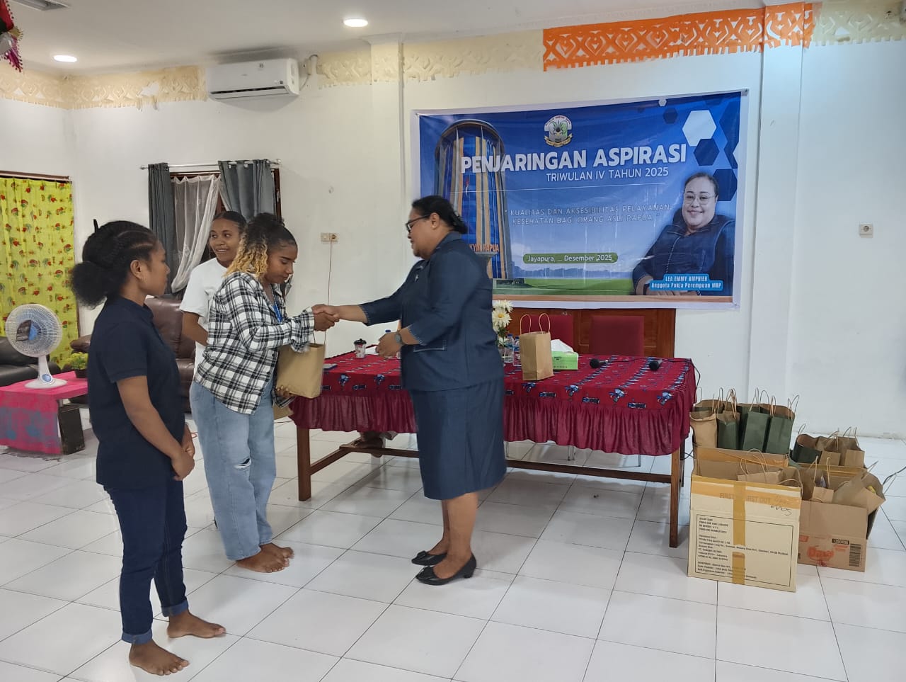 Lea Emmy Ampnier memberikan bantuan kebutuhan dasar pribadi bagi mahasiswi