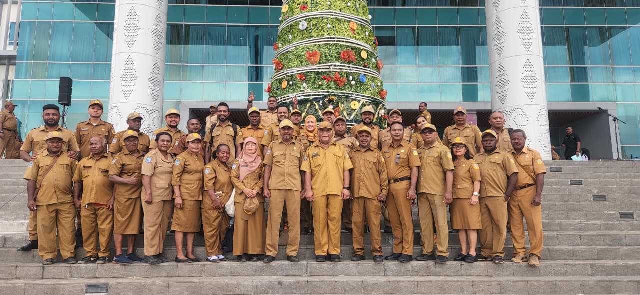 Sekretaris MRP bersama seluruh staf Sekretariat MRP