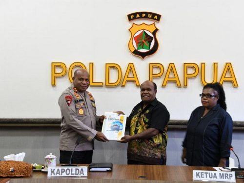 MRP Serahkan Hasil Keputusan Kultural Ke Kapolda Papua