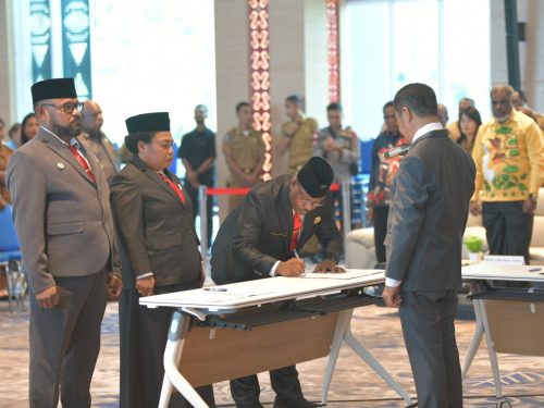 Pj Gubernur Lantik Pimpinan Definitif MRP Papua