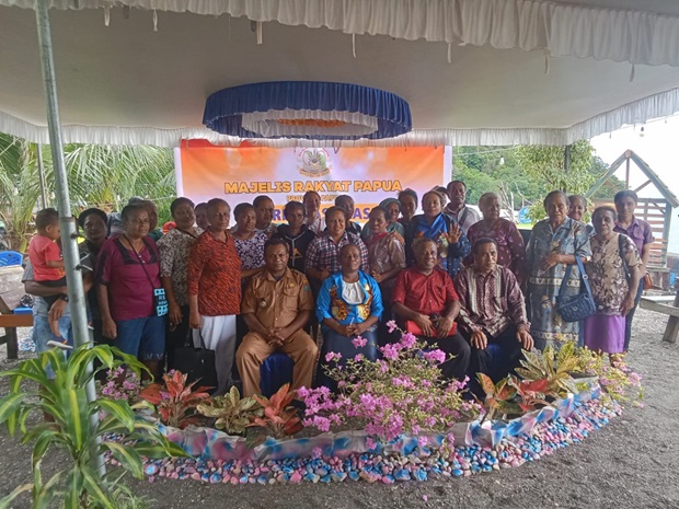 Mina Numberi Anggota MRP Papua Pokja Perempuan Jaring Aspirasi di Serui