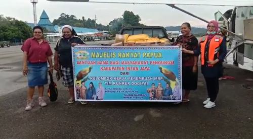 Kunjungan kerja pokja perempuan Tim Dogiyai memberikan Bama bagi masyarakat pengungsi di kabupaten intan jaya - For Humas MRP Papua