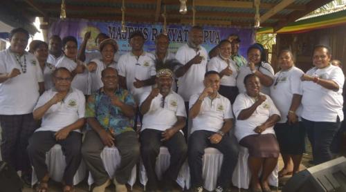 Para pimpinan alat kelengkapan Majelis Rakyat Papua berfoto bersama usai mengikuti lokakarya yang selenggarakan Panitia Musyawarah MRP - For Humas MRP