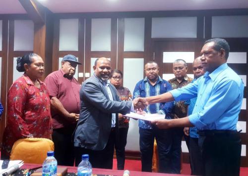 DPRD kabupaten Biak Numfor saat menterahkan aspirasi tentang keberpihakan Otsus kepada Ekx OPM BIak Barat dan Biak Utara kepada MRP - Humas MRP